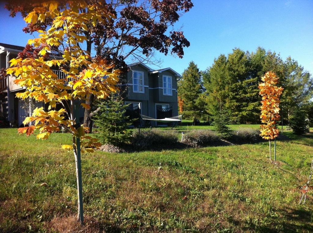 Auberge Aux Deux Peres Magog Exterior photo